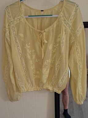 Free People Like New Tie Front Light Yellow Peasant Blouse with Lace Trim